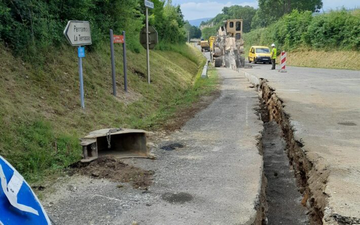 Pose du réseau d'eau potable à proximité de le RN20 - Crédits photo : SMDEA 09