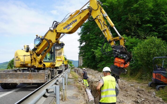 Utilisation d'engin spéciaux pour réaliser les terrassements - Crédits photo : SMDEA 09