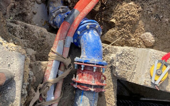 Sur certains secteurs, les canalisations d'eau se situent sur les mêmes tranchées que le réseau électrique - Crédits photo : Syndicat des eaux de Giromagny