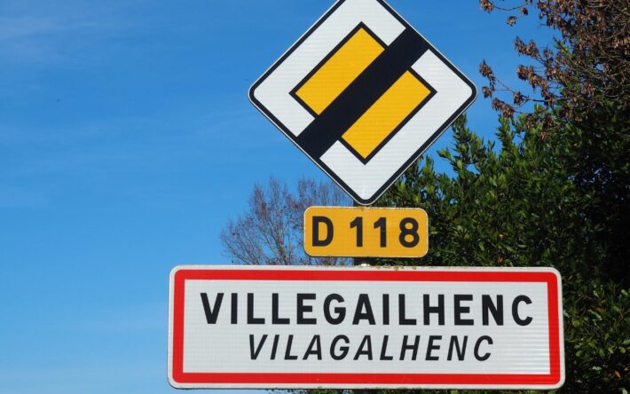 Panneau d'entrée de Villegailhenc  - Crédits photo : Banque des Territoires