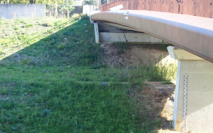 La station de suivi hydrométrique et le radar à l’aplomb du ruisseau Trapel à Villegailhenc  - Crédits photo : Banque des Territoires