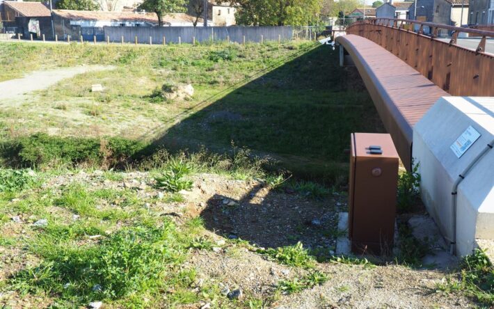 La station de suivi hydrométrique et le radar à l’aplomb du ruisseau Trapel à Villegailhenc  - Crédits photo : Banque des Territoires