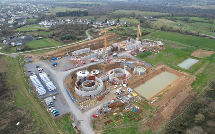 Les travaux de l’usine ont commencé en 2020 pour s’achever en 2024, avec une connexion opérationnelle dans les réseaux de distribution d’eau potable du territoire en septembre 2024 – Crédits photo : SBAA