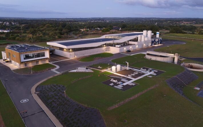 Le site de la nouvelle usine de production d’eau potable s’intègre parfaitement d’un point de vue environnemental et paysager – Crédits photo : SBAA