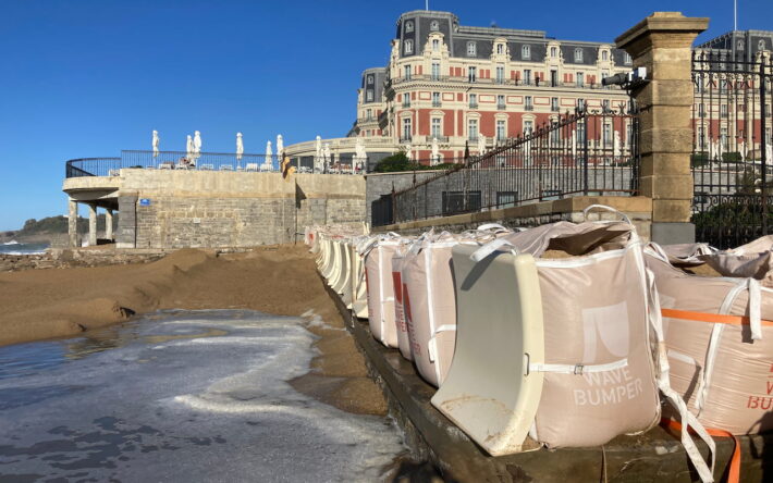 Une rangée de ''BigBags'' renforcés par des ''BumperBlades'' composés à 80 % de composite, fibre de verre et résine - Crédits photo : Banque des Territoires
