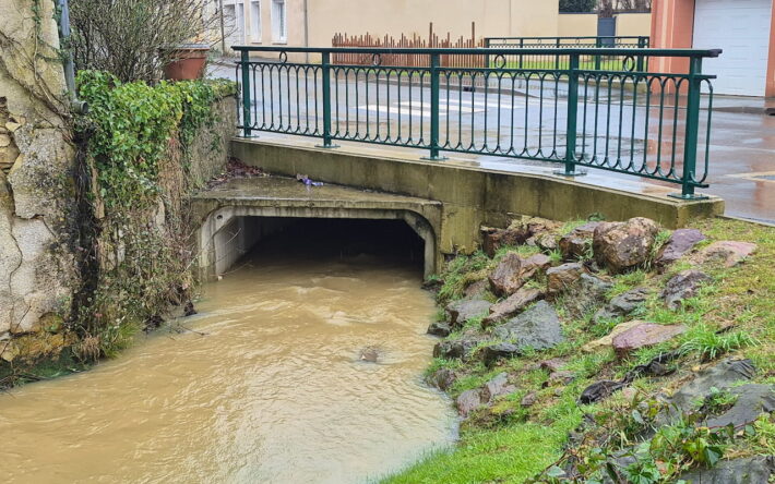 Le nouveau pont sous la RD300 en centre-bourg a une capacité d’écoulement doublée par rapport à l’ancien. Les abords ont été désimperméabilisés et végétalisés - Crédits photo : David Chollet