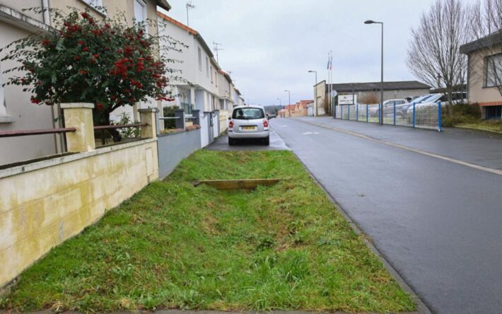 Dans un lotissement de Montrevault-sur-Èvre, 25 % des 135 logements sont passés à la gestion inté-grée des eaux pluviales notamment en déconnectant les gouttières du réseau unitaire - Crédits photo : Banque des Territoires