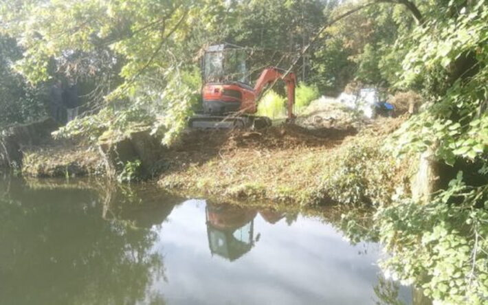 Une brèche a été creusée dans la digue du Moulin de l’Aunay, en aval du bourg, pour permettre un écoulement en cas de montée du niveau d’eau - Crédits photo : David Chollet