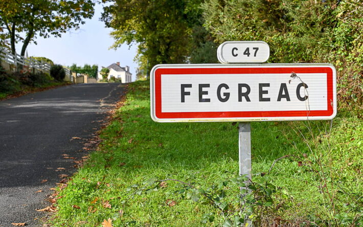 Panneau d'entrée de Fegreac - Crédits photo : Banque des Territoires