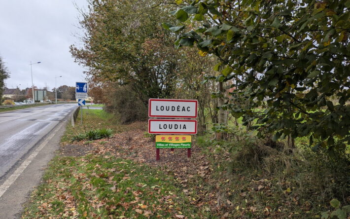 Panneau d’entrée dans Loudéac - Crédits photo : Banque des Territoires