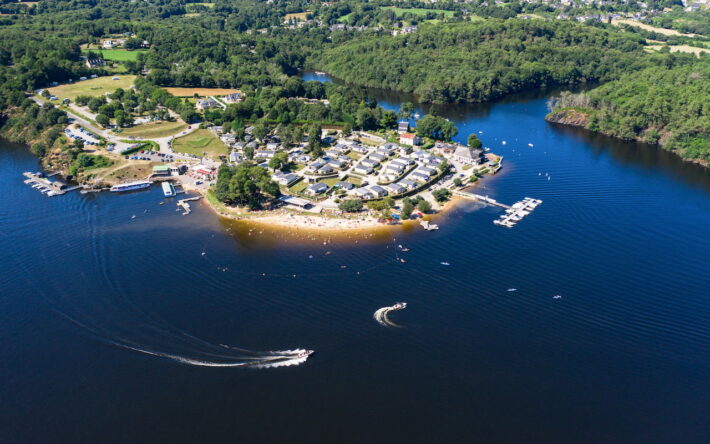 Le lac de Guerlédan, sur le territoire de Loudéac Communauté Bretagne Centre, est le plus grand lac de Bretagne et une source d’électricité - Crédits photo : Loudéac Communauté