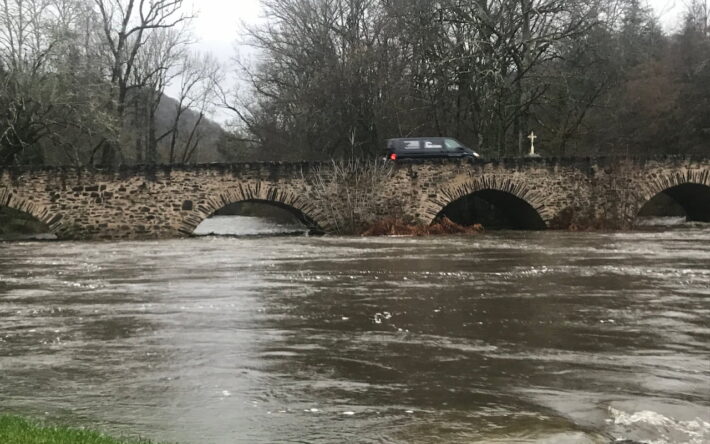 A Allassac, le pont du Saillant au-dessus de la Vézère est scruté de près. L’ouvrage ayant été bâti au XVIe siècle - Crédit photo : Banque des Territoires