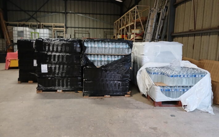 Pendant la période ou l'eau a été interdite à la consommation, des packs d'eau ont été distribués aux habitants - Crédits photo : Banque des Territoires