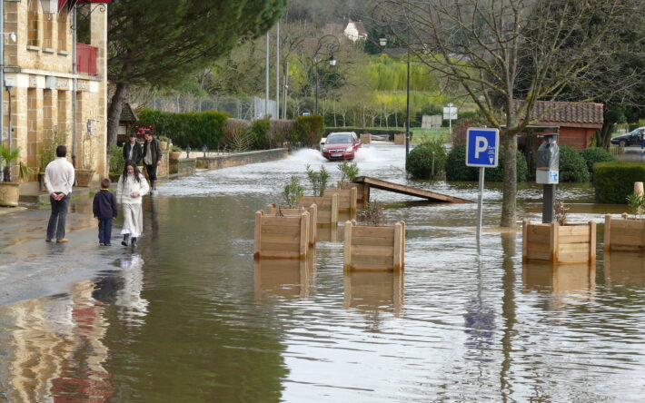 La rue principale de la commune de La Roque-Gageac, en Dordogne, inondée à l'occasion d'une crue de la rivière Dordogne survenue en mars 2007. Photographie prise le 3 mars 2007 - Crédits photo : EPIDOR