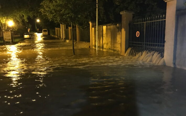 L'impasse des Combes, à proximité  du ruisseau de l'Anglade sur la commune d'Annesse-et-Beaulieu, sous l'eau lors d'inondations survenues le 11 juin 2018.
Photographie prise le 11 juin 2018 - Crédits photo :  EPIDOR