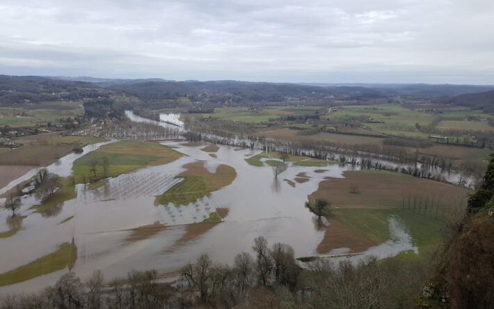 Vue depuis le belvédère de la commune de Domme, la rivière Dordogne déborde sur la plaine de la commune de La Roque-Gageac en Dordogne, suivant son ancien lit.
Photographie prise le 5 janvier 2018 - Crédits photo : EPIDOR