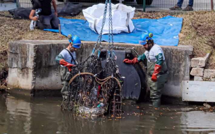 Filet anti-déchets de grande taille installés  le long du cours d’eau de la Siagne traversant la ville de Mandelieu La Napoule - Crédits photo : Ville de Mandelieu La Napoule