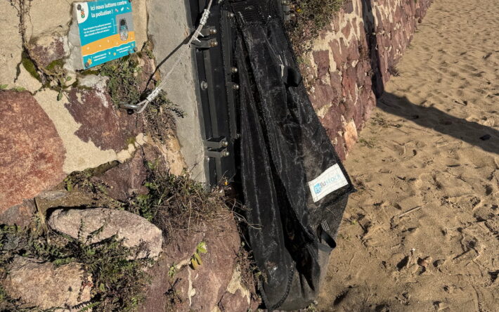 Filet anti-déchet de grande taille installés sur l’un des exutoires de la plage du littoral de Mandelieu La Napoule - Crédits photo : Ville de Mandelieu La Napoule