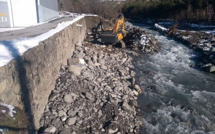Confortement de la digue du torrent de Crévoux suite aux dégâts occasionnés par les intempéries de décembre 2023 - Crédits photo : CC Serre Ponçon