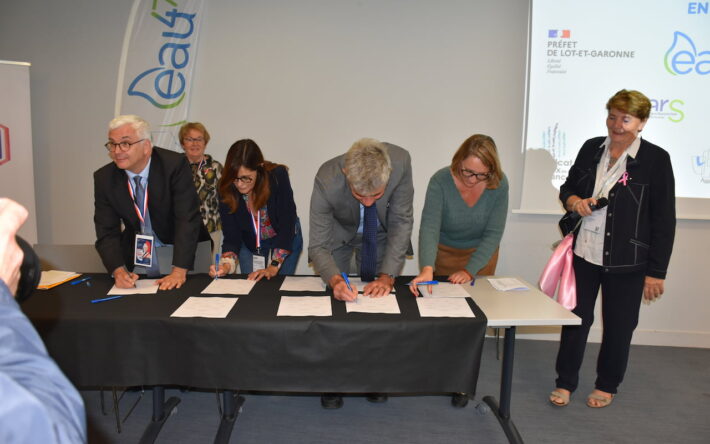 Les élus et les responsables signent le schéma directeur - Crédit photo : Banque des Territoires
