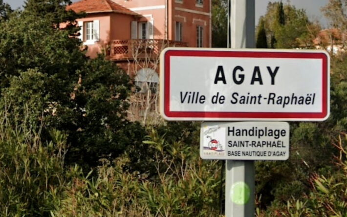 Panneau d’entrée de la commune d'Agay - Crédits photo : Banque des Territoires