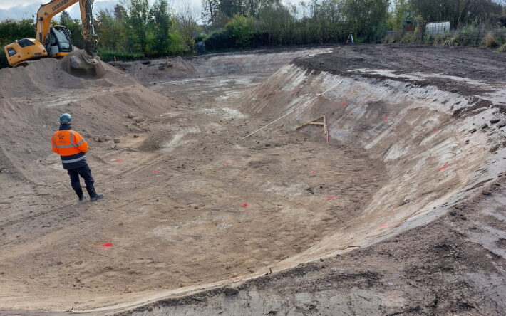 Le bassin d’infiltration paysager a été creusé sur un terrain disponible à côté des jardins ouvriers de la rue d’Ovillers à Albert - Crédits photo : Banque des Territoires