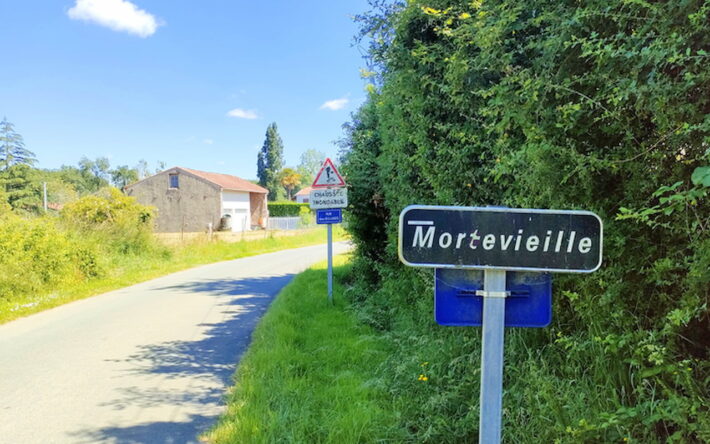 À l’entrée du hameau de Mortevieille, en bord de Lay, le rappel que la chaussée est inondable. La commune a choisi d’y conduire son exercice d’alerte rouge inondation - Crédits photo : Banque des Territoires
