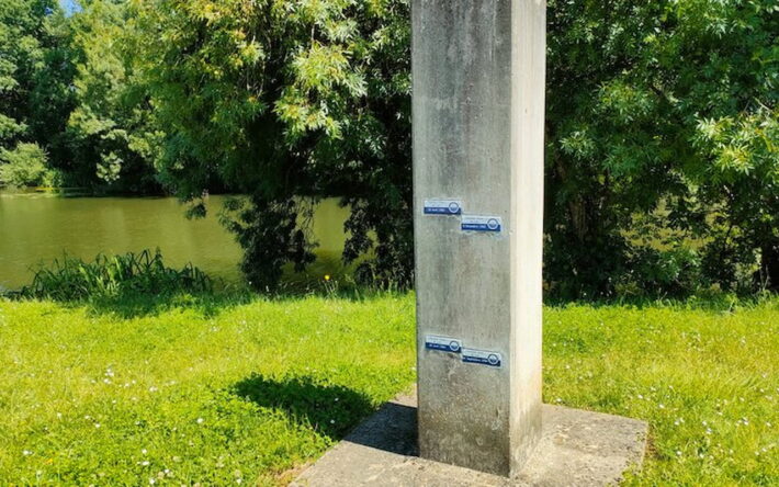 Dans le hameau de Mortevieille, composé d’une quinzaine d’habitations, le Syndicat mixte du bassin du Lay a fait poser un totem avec 4 repères de crues du Lay (1960, 1983 et 1999) - Crédits photo : Banque des Territoires