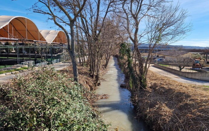 Curage et nettoyage des berges de la Drouille au cœur de Manosque – Crédits photo : DLVAgglomération