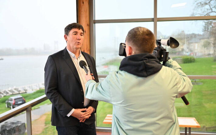Jean-Paul Pavillon, président du Réseau Loire Alerte, présente à la presse les conclusions de l’exerce d’alerte à la pollution réalisé en 2022 à Ancenis - Crédits photo : Réseau Loire Alerte