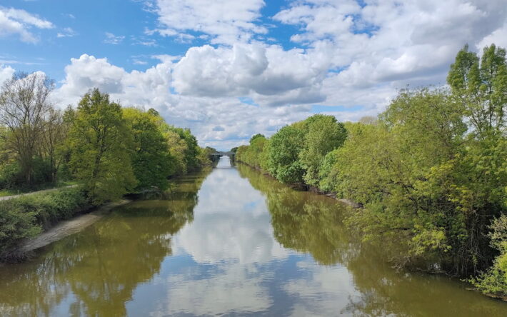 Canal de l’Authion avant la confluence en Loire. Les ouvrages sur l’Authion et la fosse de Sorges en amont d’Angers témoignent des efforts continus depuis le Moyen-Âge pour endiguer le fleuve. D’abord bassin de rétention des crues au XIXe siècle, puis d’irrigation au XXe, la fosse de Sorges a été aménagée en réserve d’eau brute en 2010 - Crédits photo : Banque des Territoires