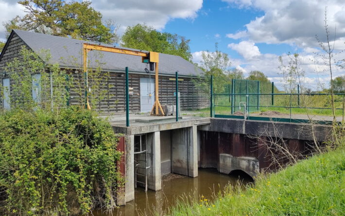 Station de pompage de la fosse de Sorges vers l’usine d’eau potable. Angers Loire Métropole réalise un test annuel de pompage et production à partir de sa réserve d’eau brute - Crédits photo : Banque des Territoires