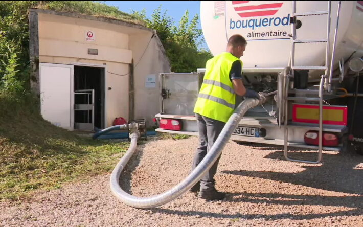 La commune de Valoreille, alimentée depuis un captage très sensible à la sécheresse, a été régulièrement ravitaillée par camions-citernes depuis 2020. Crédit photo : CCPM