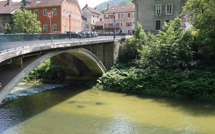 Passage en encorbellement sous le pont du Dessoubre - Les tuyaux sont isolés par l’extérieur pour résister aux contraintes thermiques, des joints développés par l'entreprise Von Roll prennent en compte la dilatation. Crédit photo : CCPM