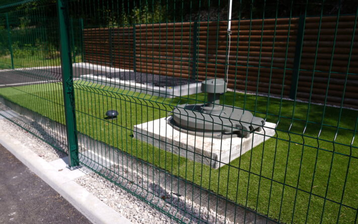Un regard de surpression avec bâche d’eau potable de 20 m3 a été installé pour faire “monter” l’eau à Valoreille - Les aménagements extérieurs : Clôture rigide, clôture renforcée en rondins bois et gazon synthétique ont été réalisés par les agents des services techniques de la CCPM. Crédit photo : Banque des Territoires