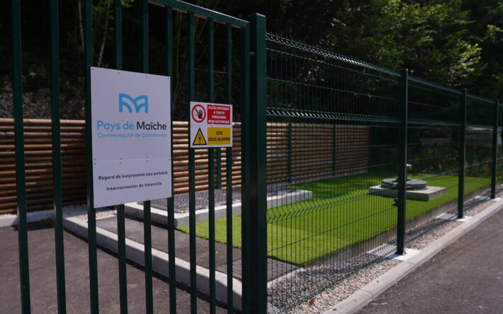 Un regard de surpression avec bâche d’eau potable de 20 m3 a été installé pour faire “monter” l’eau à Valoreille - Les aménagements extérieurs : Clôture rigide, clôture renforcée en rondins bois et gazon synthétique ont été réalisés par les agents des services techniques de la CCPM. Crédit photo : Banque des Territoires