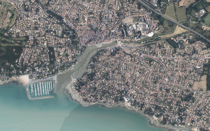 À proximité de la station d’épuration des Salettes, le canal de Haute-Perche accueille de nom-breuses activités récréatives (randonnée, pêche, kayak...) et rejoint le port de Pornic au nord de la baie de Bourgneuf - Crédits photo : IGN