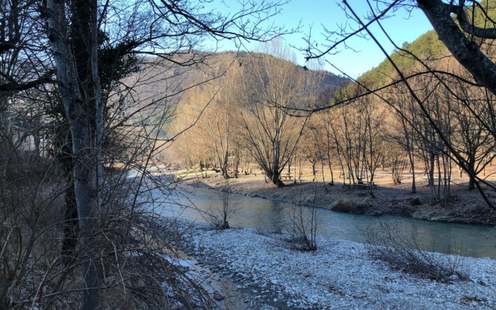 Les berges de l’Oule, la rivière qui borde Rémuzat - Crédit photo : Banque des Territoires