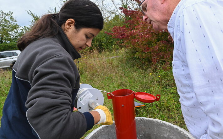 Le syndicat s'est équipé de matériel pour fiabiliser le suivi continu de la ressource en eau. 20 sondes autonomes suivent les fluctuations du niveau piézométrique sur le long terme – Crédit photo : Banque des Territoires