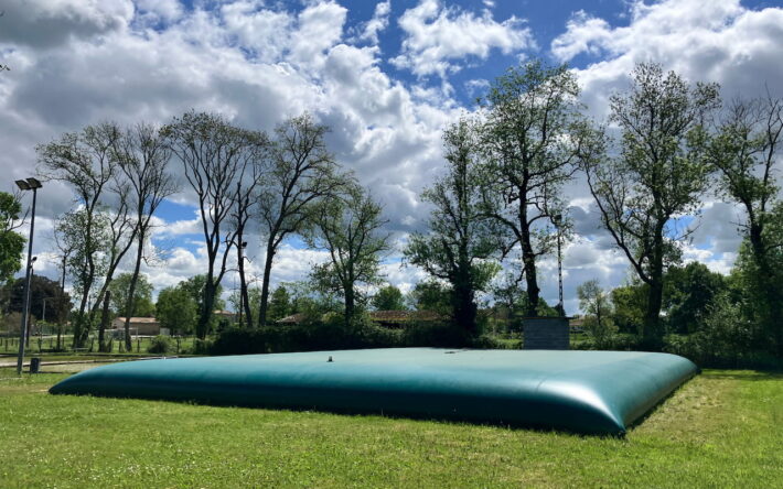 Citerne souple permettant de stocker l'eau de la piscine - Crédits photo : Banque des Territoires