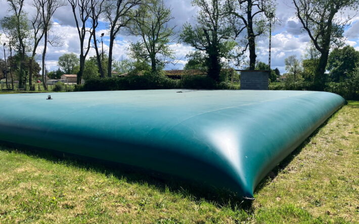 Citerne souple permettant de stocker l'eau de la piscine - Crédits photo : Banque des Territoires