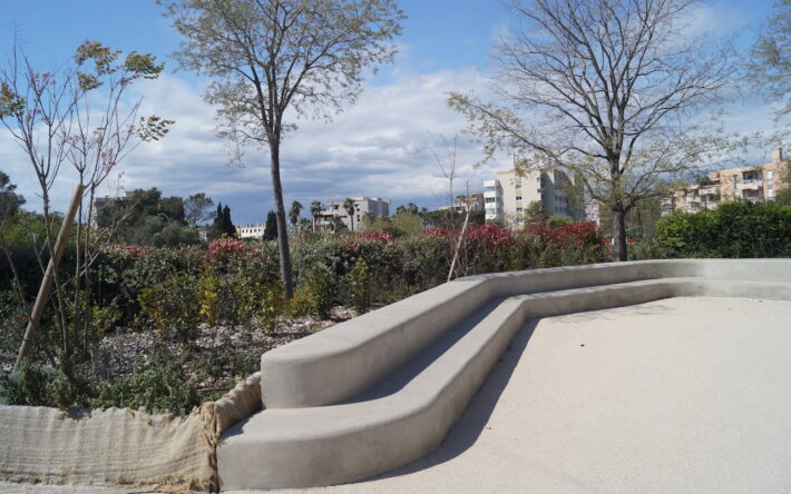 Mise en place de gradins pour des apprentissages en extérieur - Ecole Monge Roustan – Crédits photo : Banque des Territoires