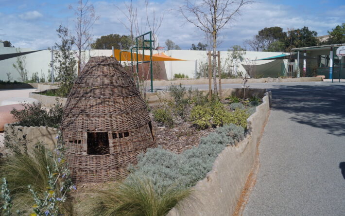 Espaces végétalisés avec des plantes aromatiques, hutte de jeux  à l'école Petit Défends – Crédits photo : Banque des Territoires