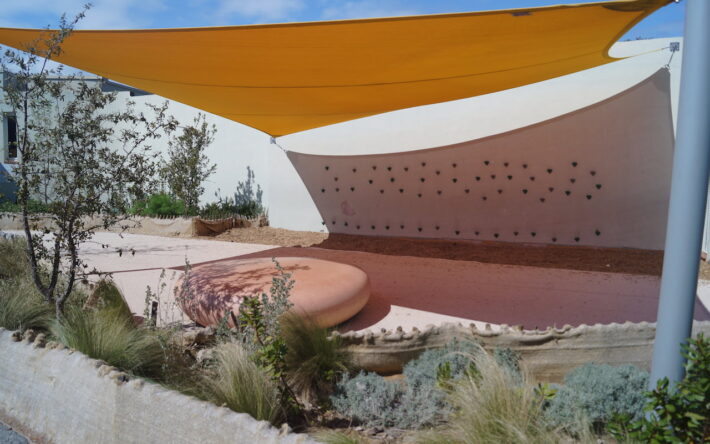 Voile d’ombrage pour la zone de lecture à l'école Petit Défends – Crédits photo : Banque des Territoires