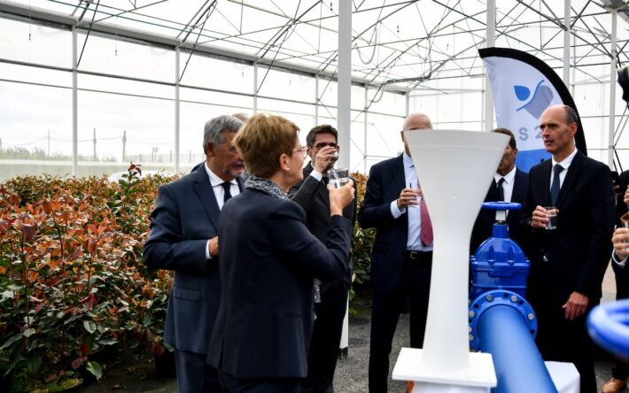 Des élus du département boivent l’eau lors de l’inauguration du projet - Crédits photo : Département de Seine-et-Marne