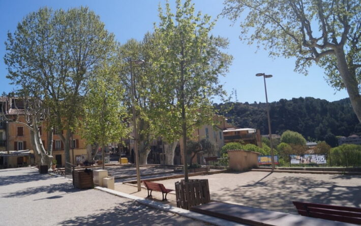 Espaces de convivialité créé pour accueillir des terrains de pétanque et des espaces piétonniers apaisés – Crédit Photo : Anne-Cécile AUDRA