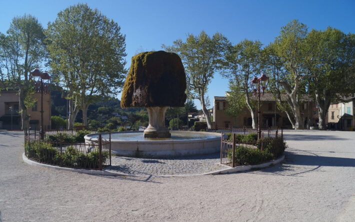 Désimperméabilisation de la Place de la Rouguière et restauration de la fontaine au centre du village de Barjols dans le Var – Crédit photo : Anne-Cécile AUDRA