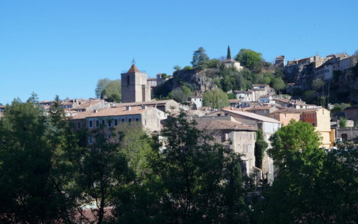 Vue sur le village de Barjols, depuis la Route de Brignoles - Crédits photo : Anne-Cécile AUDRA