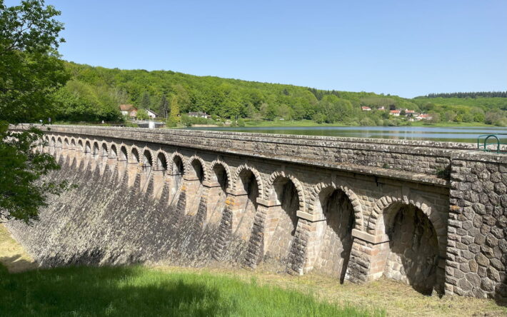 Le barrage de Saint-Sernin-du-Bois, rénové en 2023-2024, a une capacité de 800 000 m3. Crédit photo : Claire Pourprix