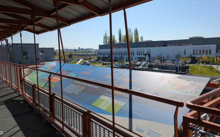 Vue sur les installations et le panneaux panoramiques sur la passerelle pédagogique du SIAH.
Crédits photo : SIAH